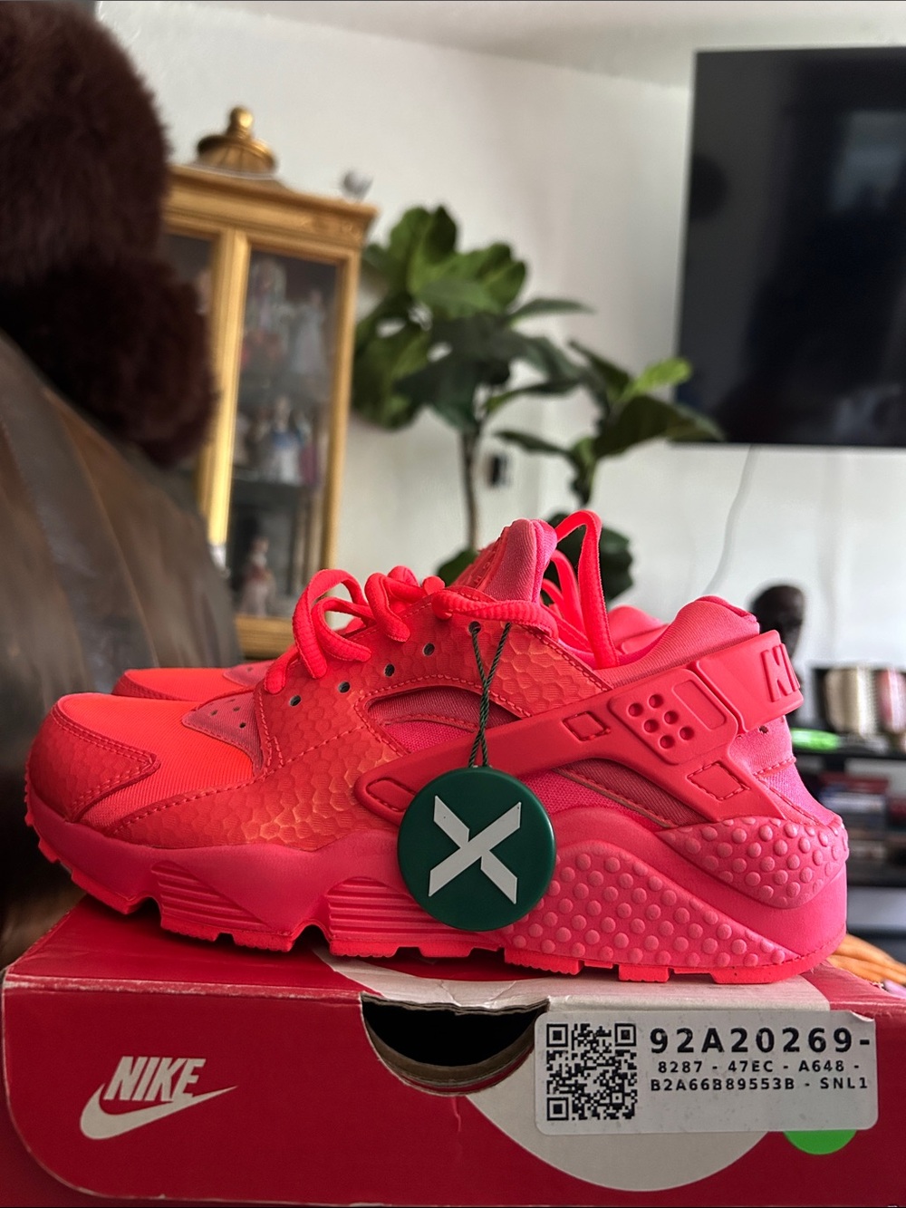 Nike Neon Pink Huarache Low-Top Sneakers